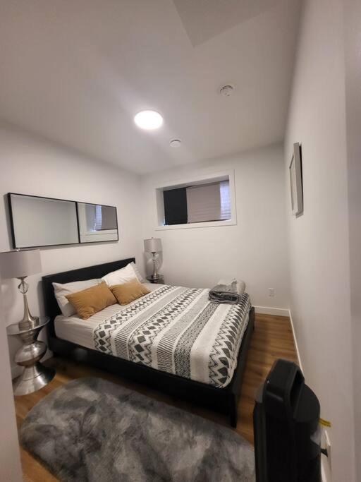Pebbles' Cozy 2Bed Basement Suite - Near Downtown Edmonton Exteriör bild