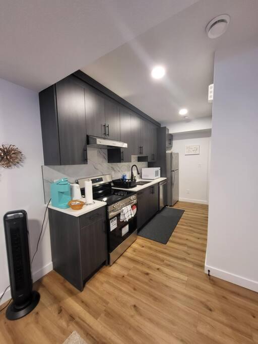 Pebbles' Cozy 2Bed Basement Suite - Near Downtown Edmonton Exteriör bild
