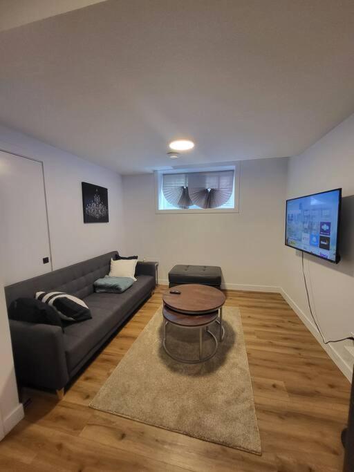Pebbles' Cozy 2Bed Basement Suite - Near Downtown Edmonton Exteriör bild