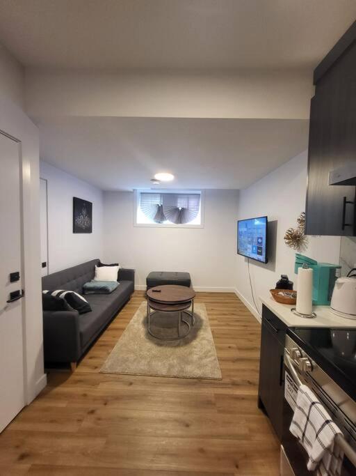 Pebbles' Cozy 2Bed Basement Suite - Near Downtown Edmonton Exteriör bild
